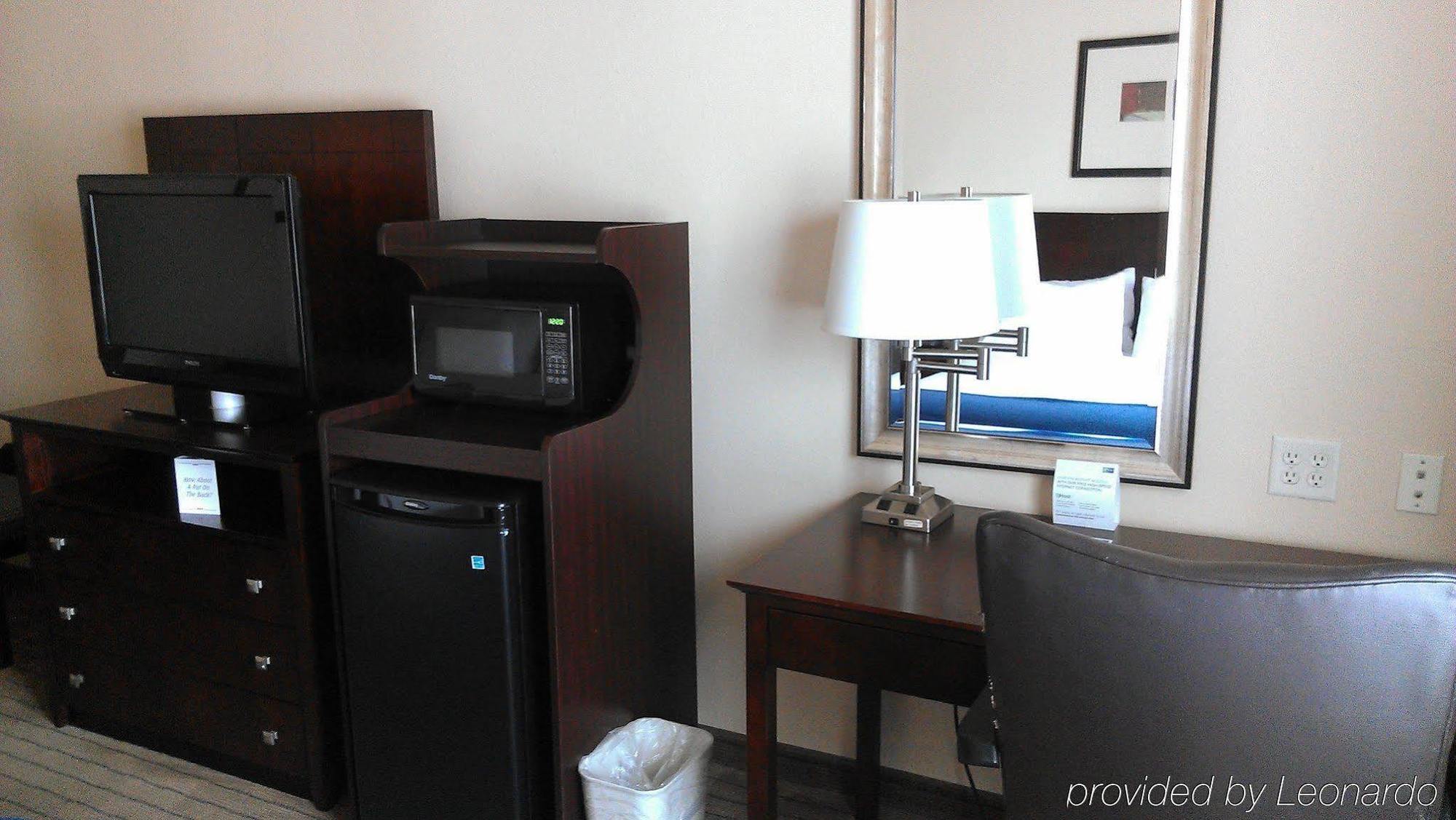 Holiday Inn Express Hotel & Suites Marshall By Ihg Экстерьер фото